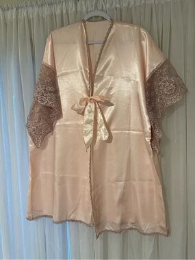Vintage Lady Cameo Dallas Lace-Trim Kimono Peignoir Robe Blush Pink